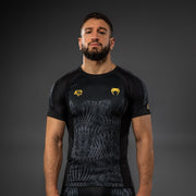 Rashguard à manches courtes Venum x Chimaev - Noir/Gris
