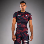 Rashguard manches courtes Performance Homme UFC Zenith by Venum Authentic Fight Week - Bleu marine/Bordeaux/Argent
