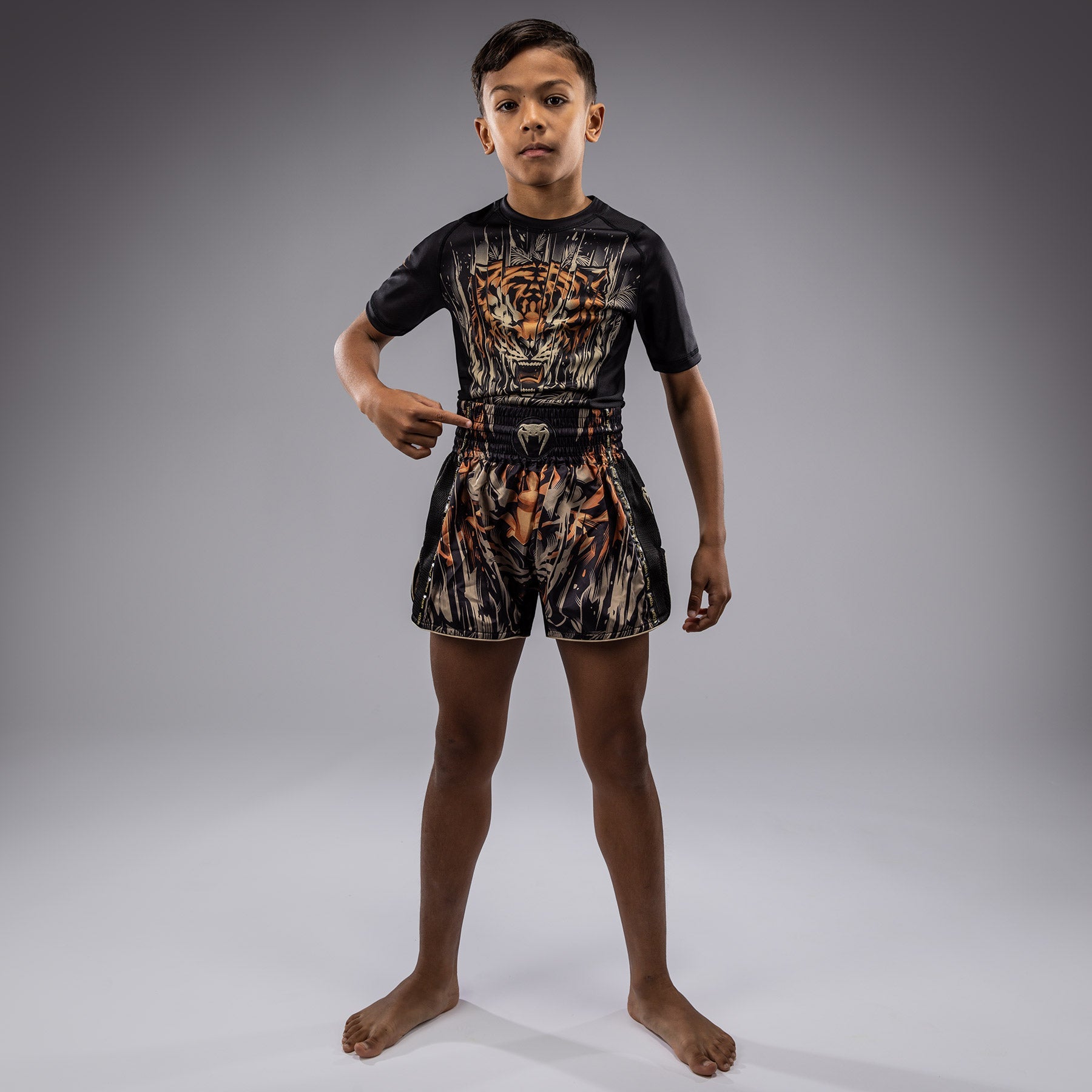 Short Muay Thai Venum Tiger pour Enfants - Noir/Orange Néon