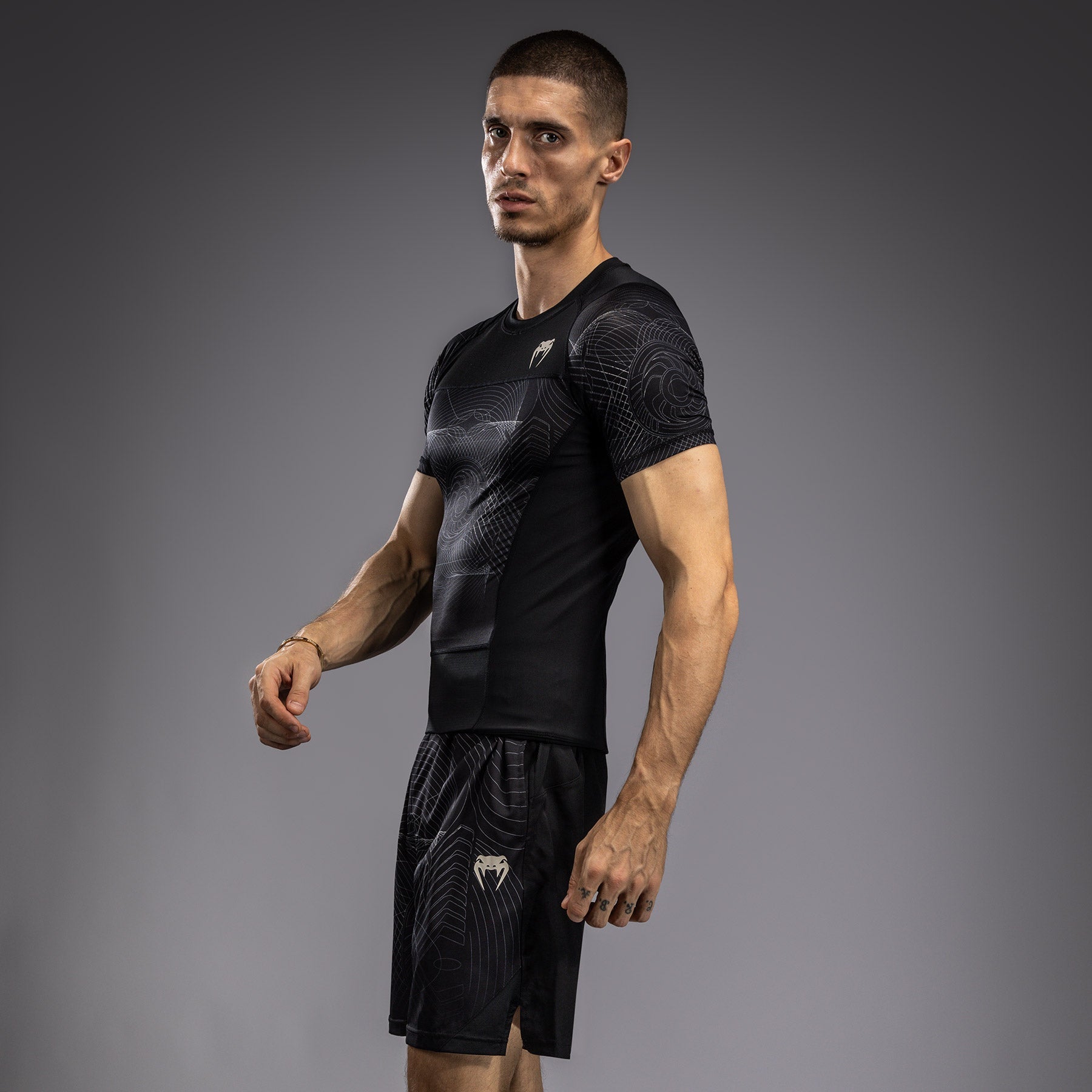 Rashguard à Manches Courtes Venum G-Fit Air pour Hommes - Noir Intense/Sable Désert