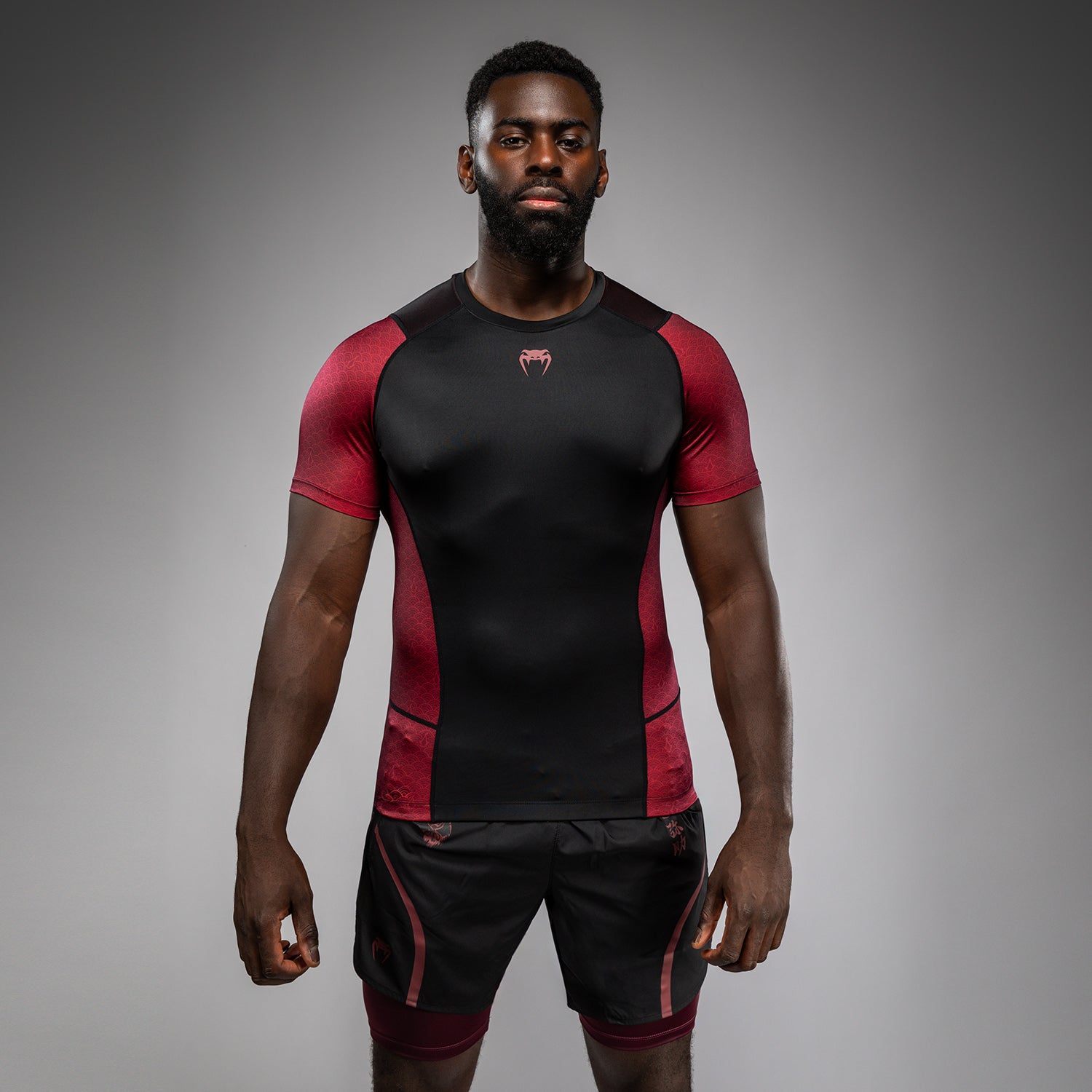 Rashguard à manches courtes pour Hommes Homme Venum x Assassin’s Creed Shadows - Bordeaux/Noir