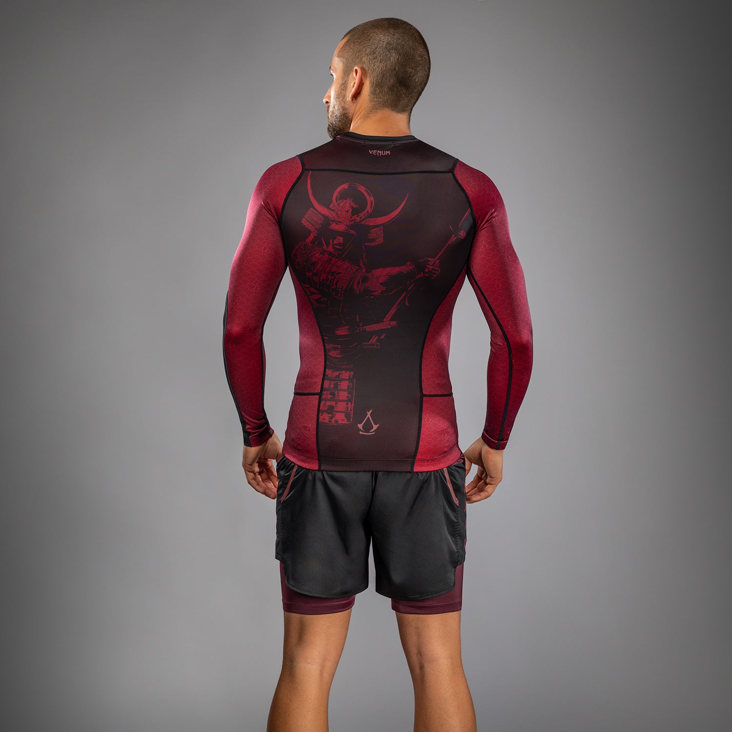 Rashguard à manches longues pour Hommes Venum x Assassin’s Creed Shadows - Bordeaux/Noir