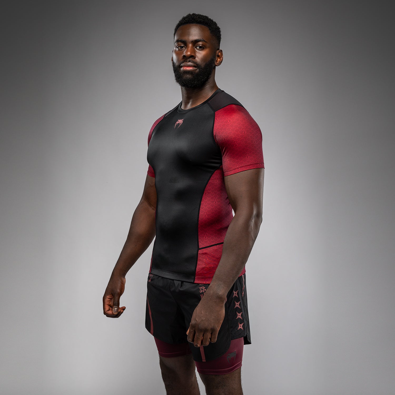 Rashguard à manches courtes pour Hommes Homme Venum x Assassin’s Creed Shadows - Bordeaux/Noir