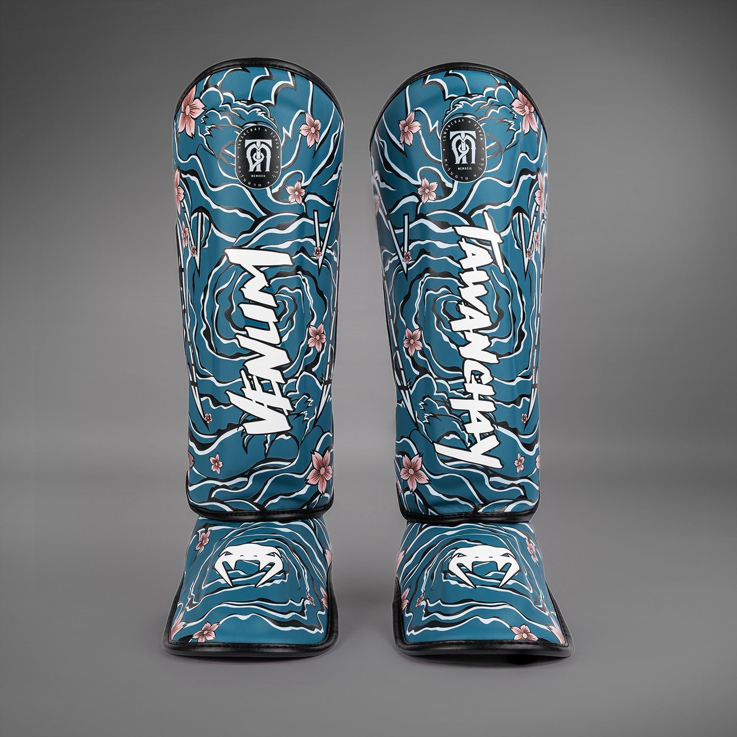 Protège-tibias Venum x Tawanchay – Bleu/Blanc