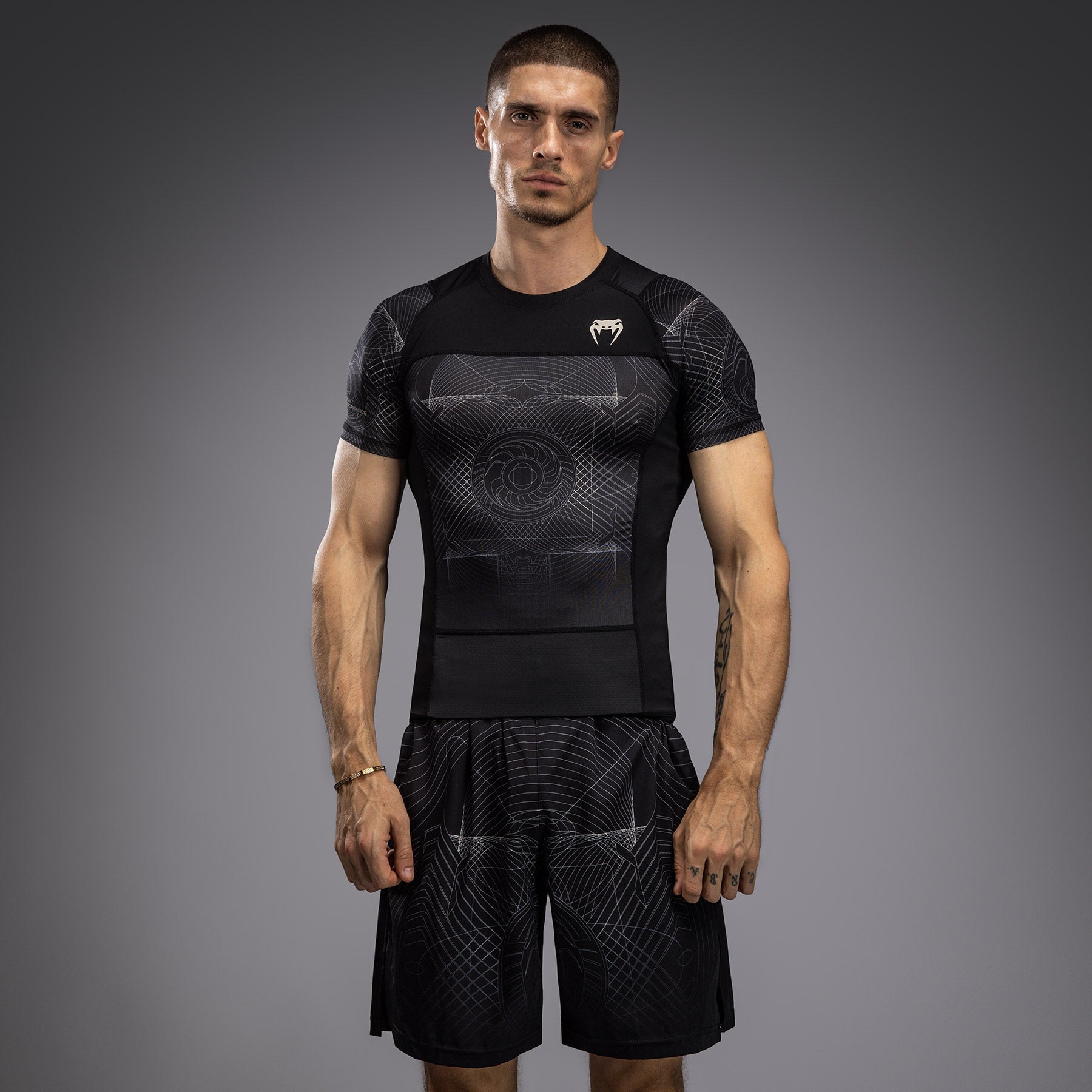 Rashguard à Manches Courtes Venum G-Fit Air pour Hommes - Noir Intense/Sable Désert