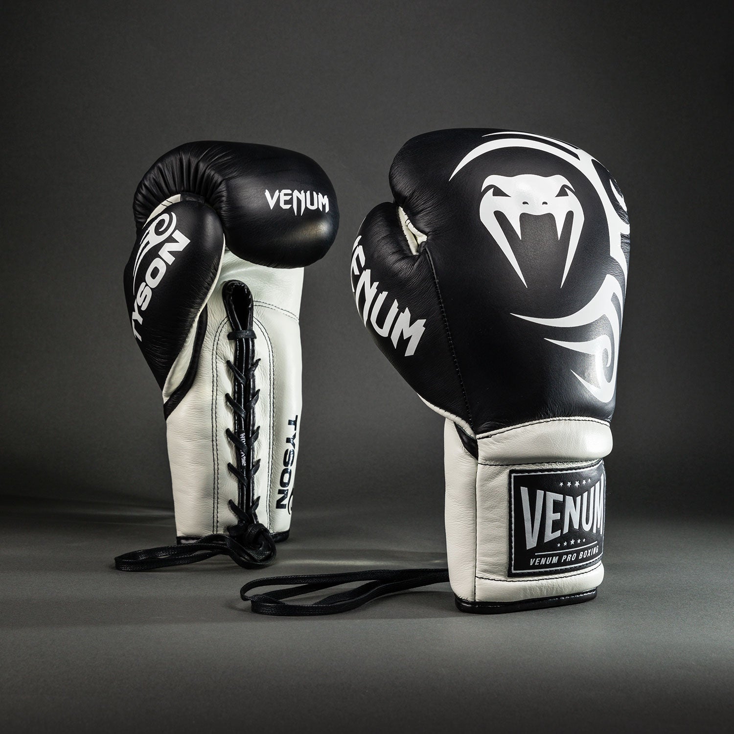 Gants de Boxe Pro Venum Giant 2.0 Mike Tyson avec Lacets - Noir Profond/Blanc Optique